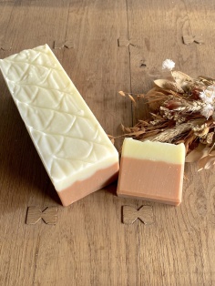 Barre de savon à l'huile d'avocat et à l'argile rose