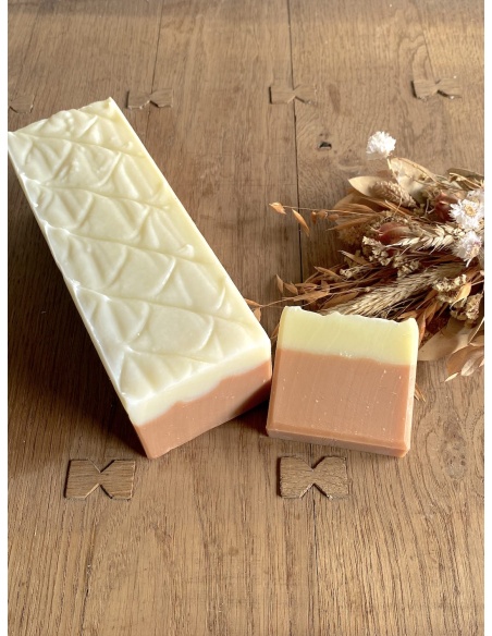 Barre de savon à l'huile d'avocat et à l'argile rose