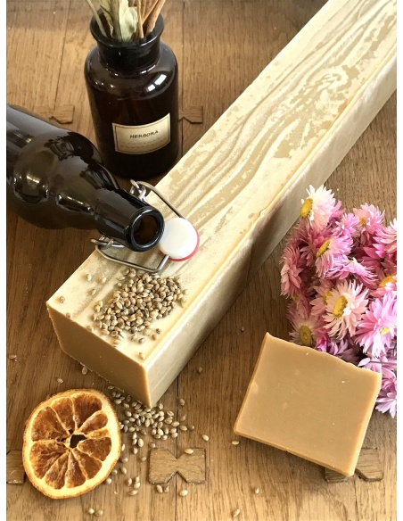 Barre de savon à la bière de Noël et au chanvre Barre de savon à la bière de Noël et au chanvre