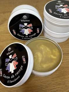 Savon de rasage en boite pratique pour le voyage