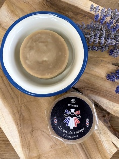 Savon de rasage avec un bol en faïence