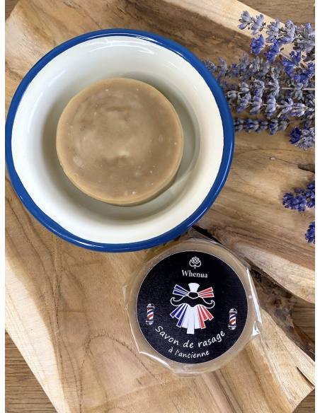 Savon de rasage avec un bol en faïence